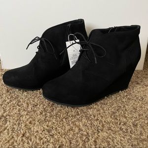 NWT Universal Thread Sz 11 Black Faux Suede Lace Up Wedge Booties